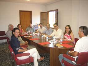 El vicerector Jorge Hermosilla, en la reunió amb els alcaldes dels Serrans.